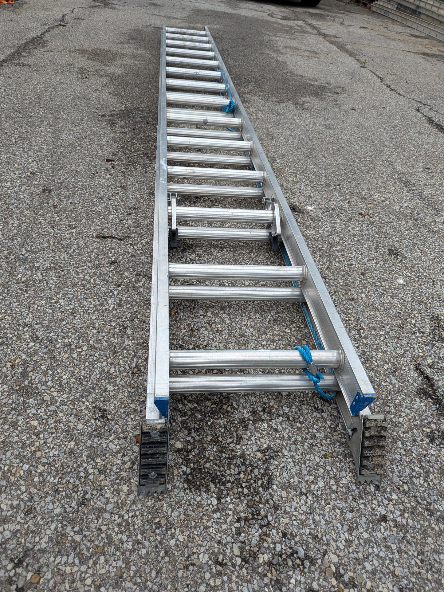 Werner 28 foot extension ladder 250 lbs. 5169595