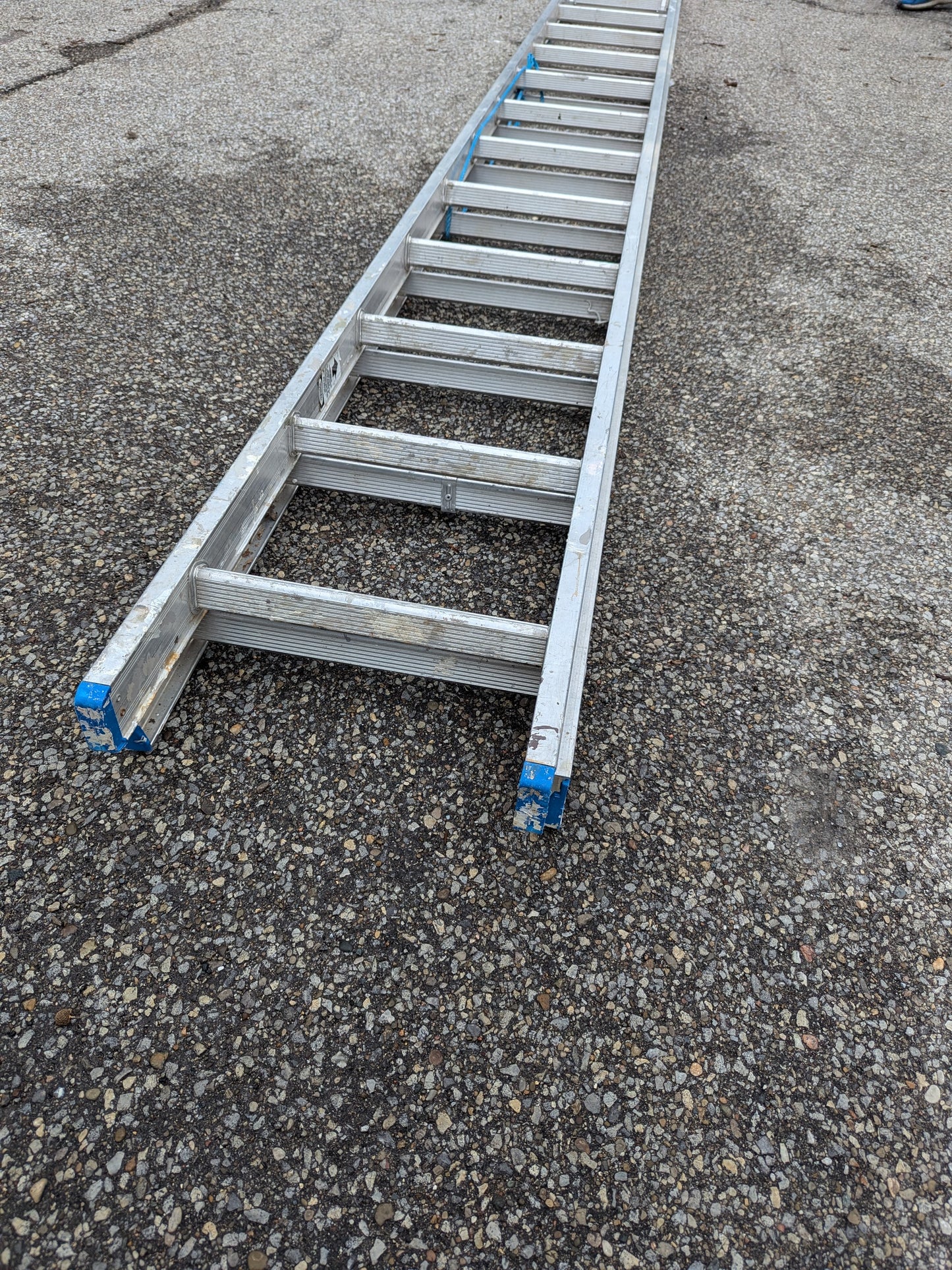 Werner 28 foot extension ladder 250 lbs. 5169595